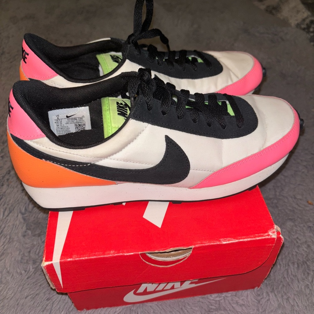 Women’s tennis shoes